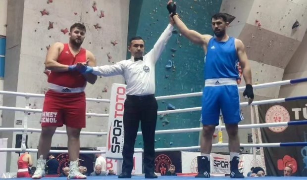Sinoplu boksör yarı finale yükseldi.