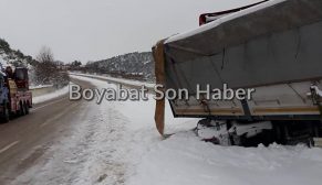 KARLI YOLDA KAYAN TIR YOLU KAPADI