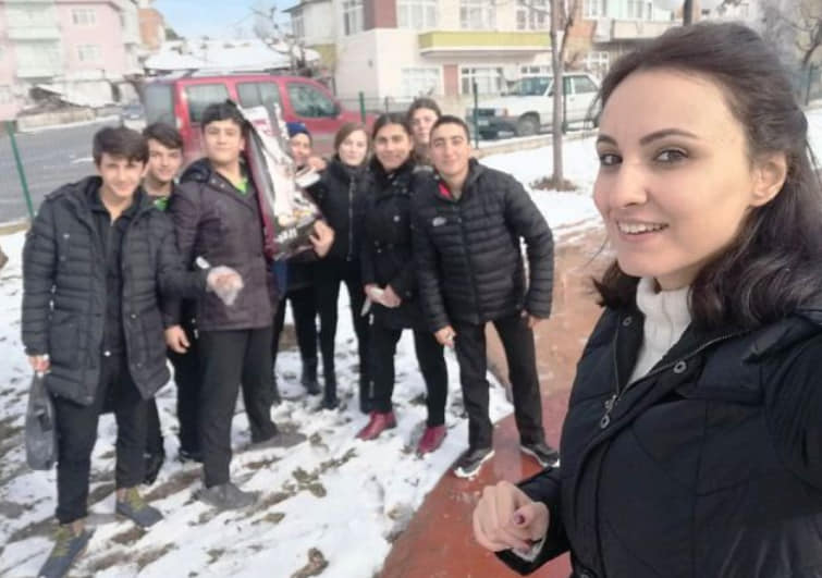 BOYABAT’TA ÖĞRENCİLER SOKAK HAYVANLARI İÇİN SOKAĞA İNDİ
