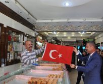 Esnaflarımıza Türk Bayrağı verildi. Ne güzel tablo