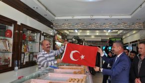 Esnaflarımıza Türk Bayrağı verildi. Ne güzel tablo