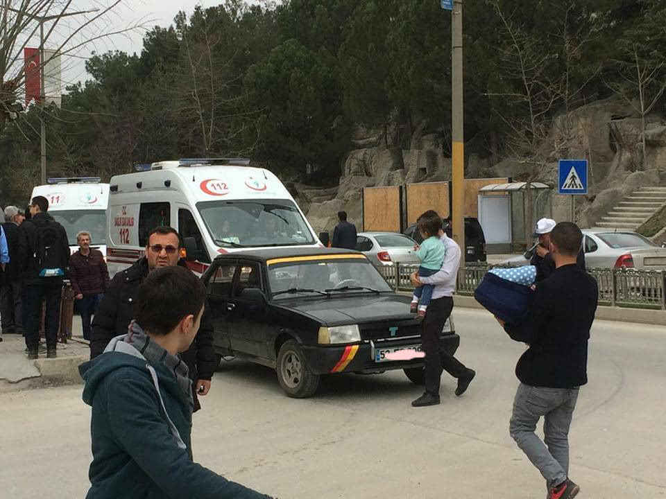 Yaya Geçidinde Otomobil Öğrencilere Çarptı, 2 Yaralı