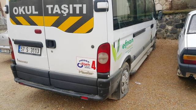 Boyabat’ta Okul Servis Minibüslerine Çirkin Saldırı