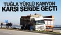 Tuğla yüklü kamyon kontrolden çıktı