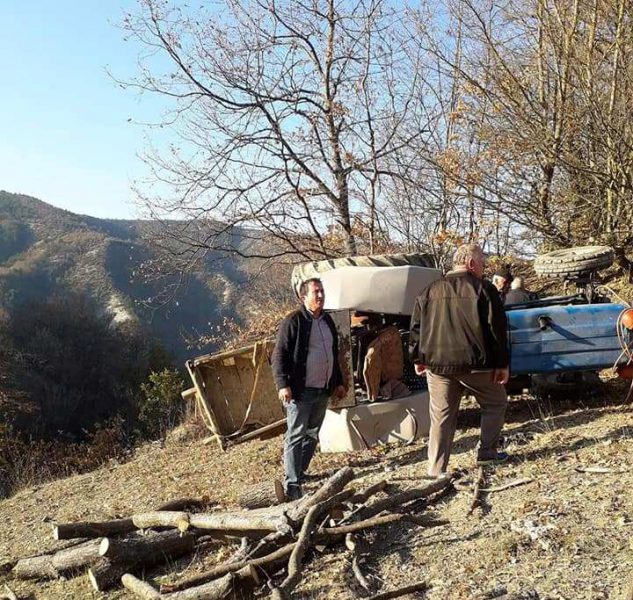 Köyde Odun Yüklü Traktör Devrildi, 1 Ölü
