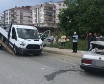 Sanayi Siyesinde Otomobil Kamyonetin Altına Girdi, 1 Yaralı