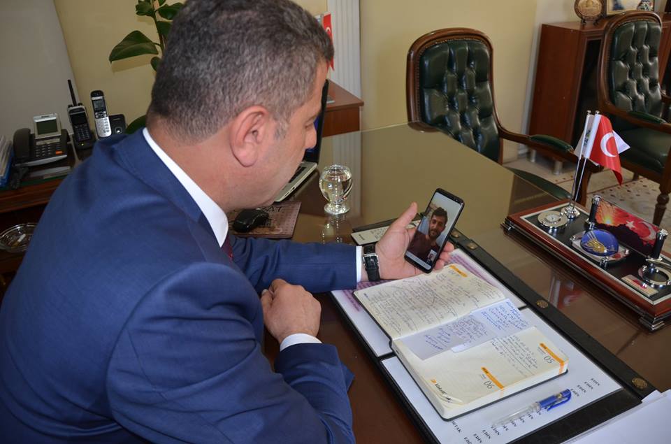 
Belediye Başkanı Şefik Çakıcı ;Kuzey Irak’taki operasyonda yaralanan, Şuan Hakkâri Şemdinli Devlet Hastanesinde tedavi gören Hemşerimiz, Gazimiz Kürşat Aşcı ile telefon görüşmesi gerçekleştirdi.