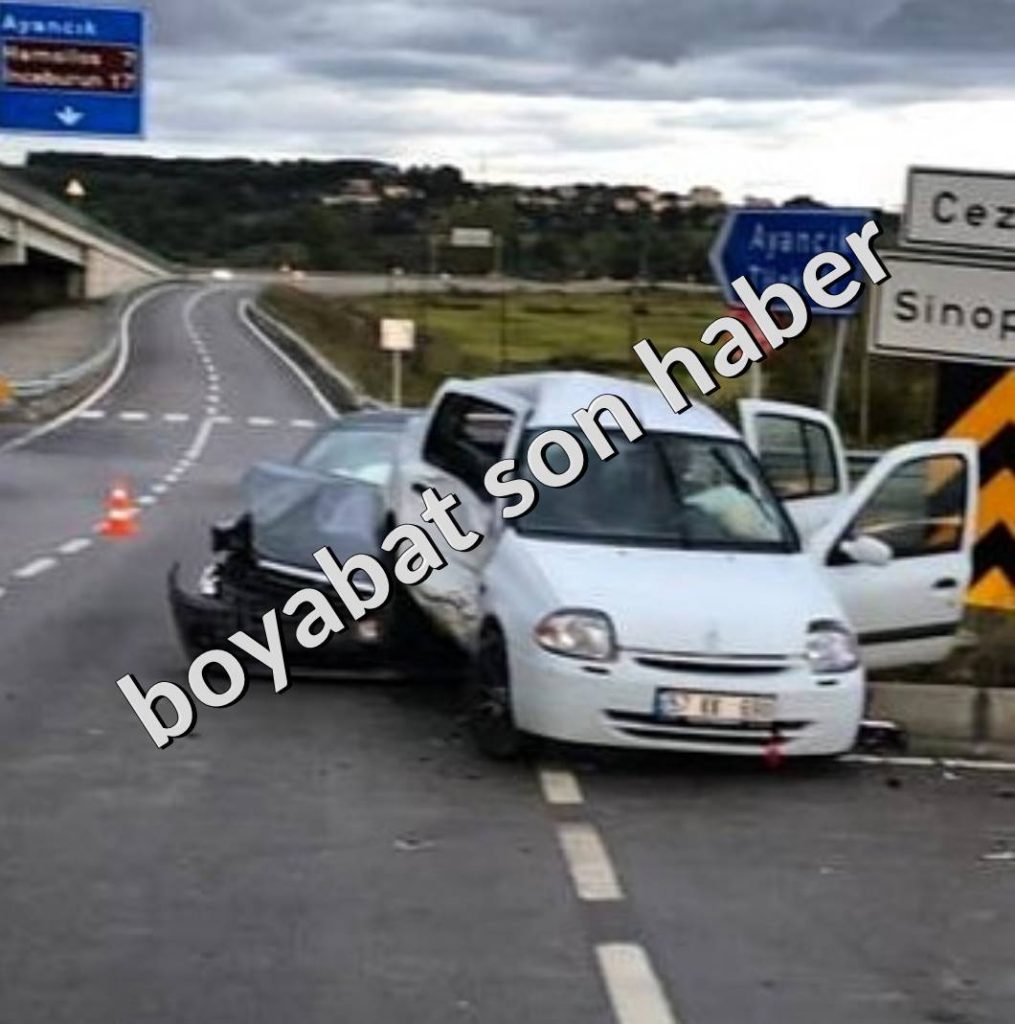Bugün (22.09.2019 Pazar) Sinop Erfelek yolu kavşağından trafik kazası meydana geldi. 3 kişinın yaralandığı kazada can kaybı yaşanmazken maddi hasar meydana geldi
