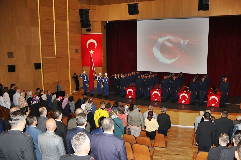 Sinop Valisi Köksal Şakalar, Sinop İl Jandarma Komutanlığı tarafından Sinop Kültür Merkezinde düzenlenen 1999/3 Dönem Erlerin Yemin Törenine katıldı.