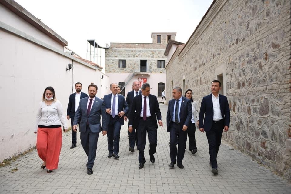 AK Parti Sinop Milletvekili Dr. Nazım Maviş, Valiler Kararnamesiyle Sinop Valiliği görevine atanan Erol Karaömeroğlu ile Ankara’da bir araya geldi.