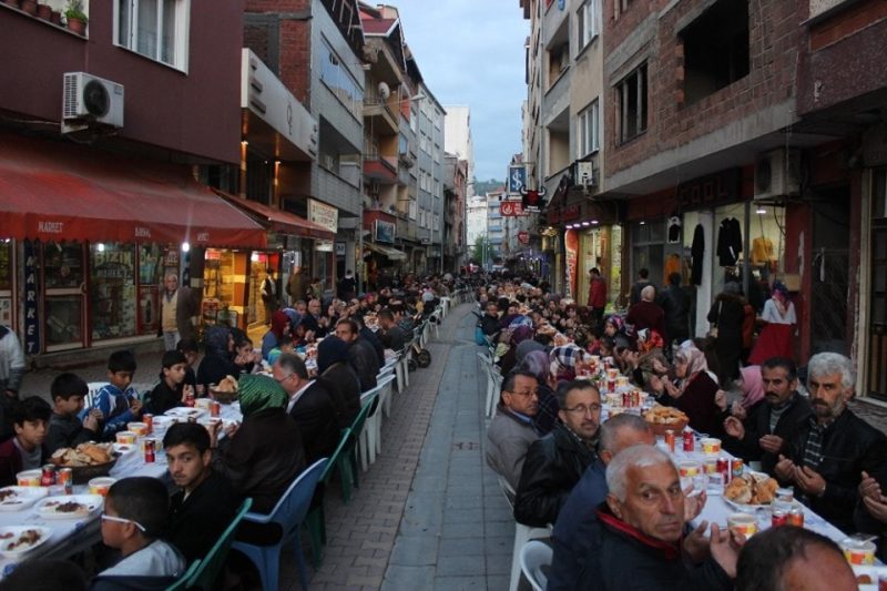 Türkeli ilçe Belediyesi, Ramazan ayı etkinlikleri kapsamında vatandaşlara iftar verdi